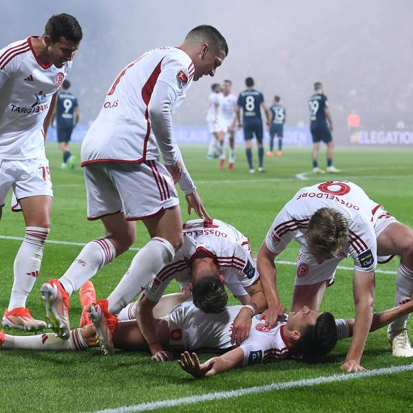 Die Spieler von Fortuna Düsseldorf bejubeln das 3:0 durch Yannik Engelhardt.
