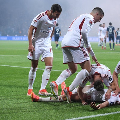 Die Spieler von Fortuna Düsseldorf bejubeln das 3:0 durch Yannik Engelhardt.