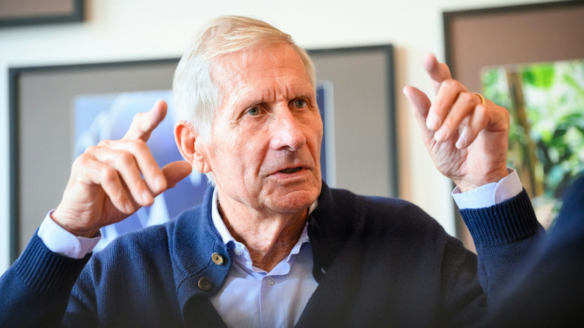 04.11.2022, Hamburg: Ulrich Wickert, Journalist und Autor, gestikuliert während eines Interviews im Literaturhauscafé.