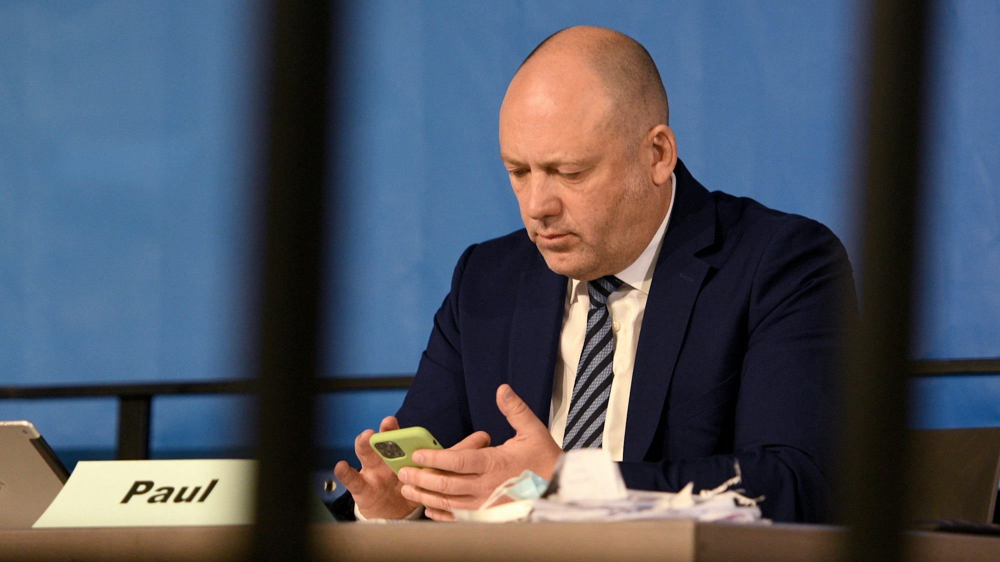 ARCHIV - 05.09.2020, Rheinland-Pfalz, Idar-Oberstein: Joachim Paul, Mitglied der rheinland-pfälzischen Alternative für Deutschland (AfD), beschäftigt sich bei einem Landesparteitag mit seinem Smartphone.