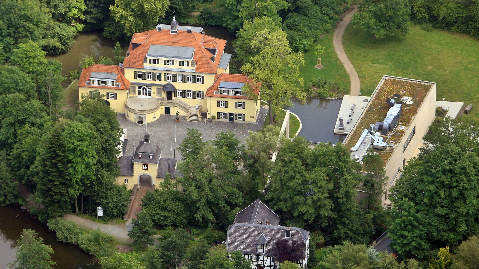 Eine Zeremonie zur Ernennung der neuen Ehrenbürger könnte in Schloss Eulenbroich stattfinden.