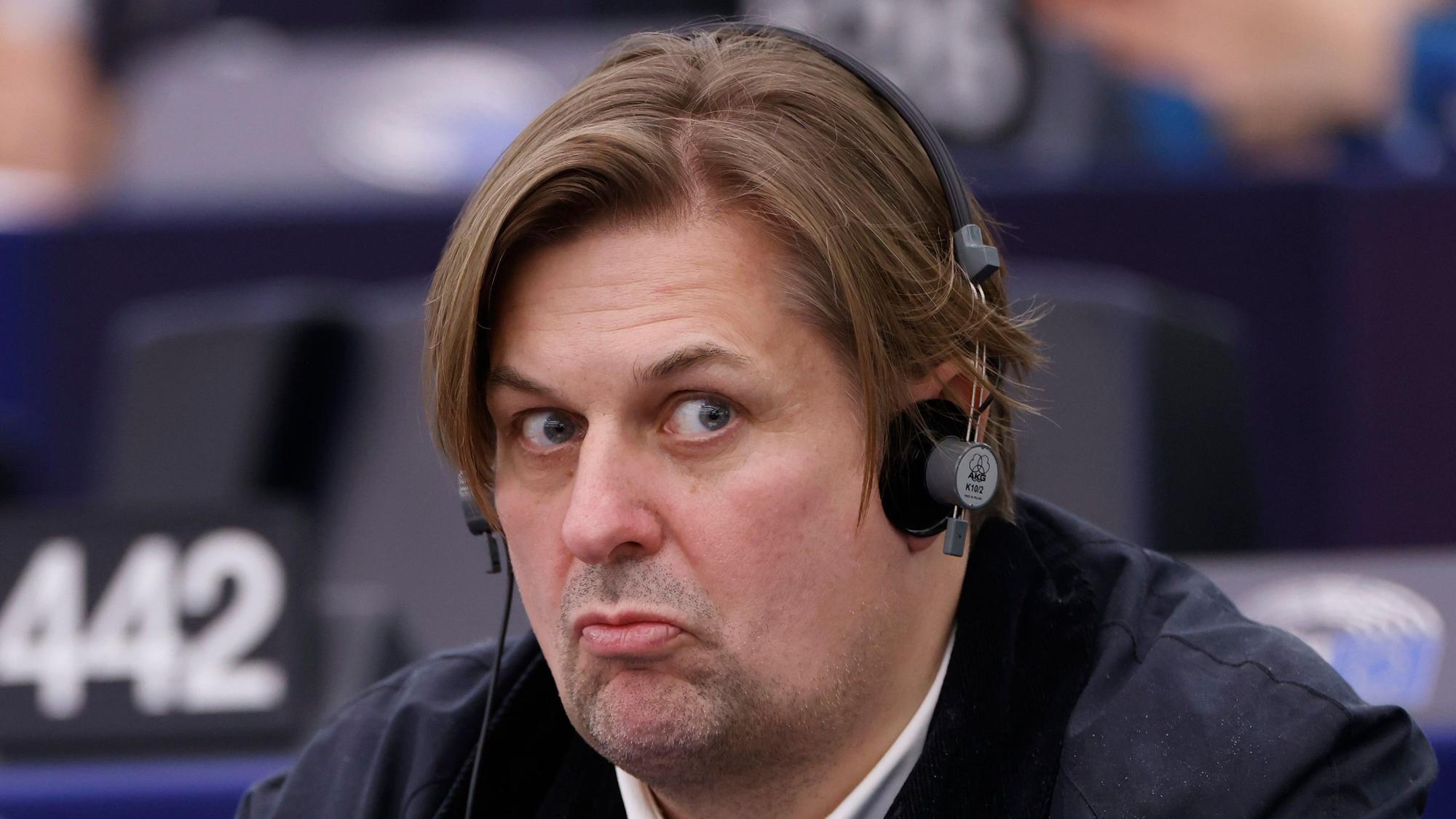 ARCHIV - 23.04.2024, Frankreich, Straßburg: Maximilian Krah von der Alternative für Deutschland (AfD) nimmt an einer Sitzung des Europäischen Parlaments teil.