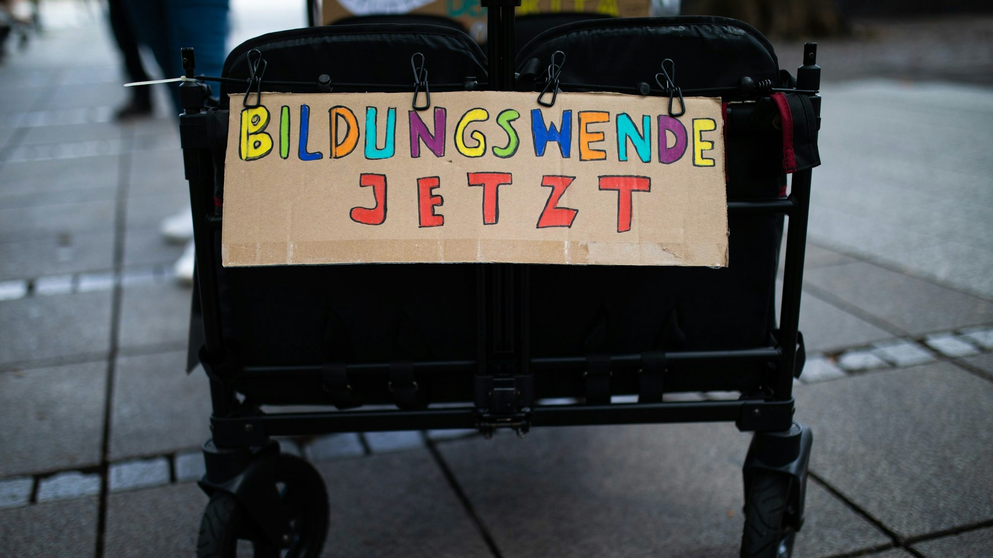„Bildungswende Jetzt“ steht bei einem bundesweiten Bildungsprotest auf einem Schild. Samstag (25. Mai) wird in Köln protestiert. (Symbolbild)