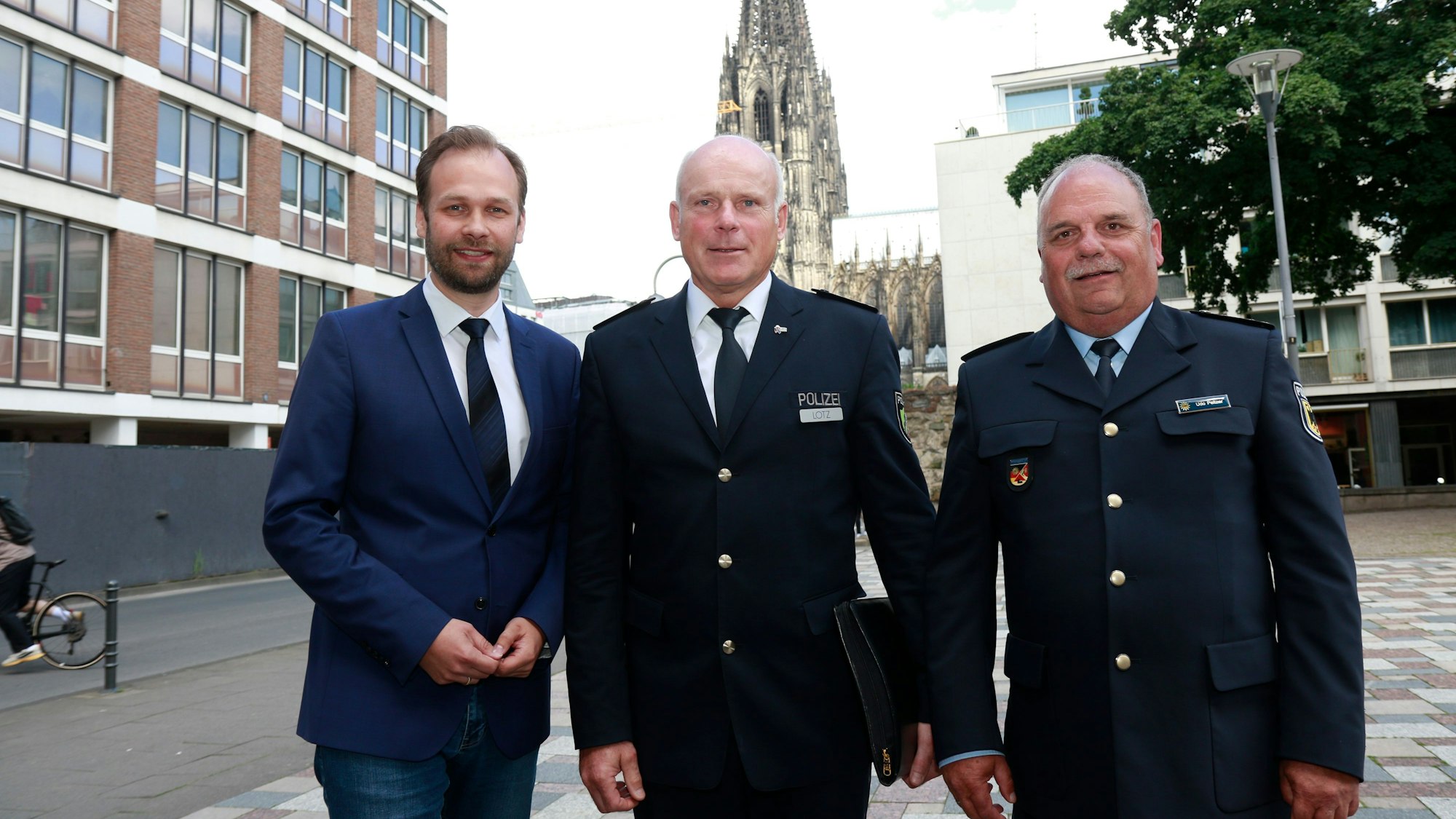 Sport- und Schuldezernent Robert Voigtsberger, Martin Lotz, Einsatzleiter der Polizei und Udo Peltzer, Leitender Polizeidirektor der Bundespolizei (v.l.) stellten das Sicherheitskonzept zur EM in Köln vor.