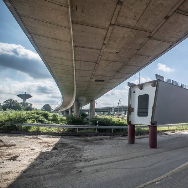 Leverkusen-West und die Hochstraße A werden komplett umgebaut. Neue Brückenelementefür die Verbindung A 59 zur A1 iegen bereit, werden eingesetzt. Foto: Ralf Krieger