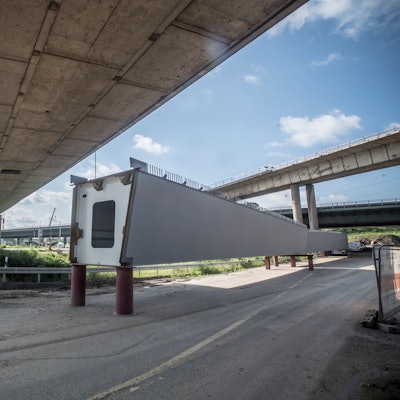 Leverkusen-West und die Hochstraße A werden komplett umgebaut. Neue Brückenelementefür die Verbindung A 59 zur A1 iegen bereit, werden eingesetzt. Foto: Ralf Krieger