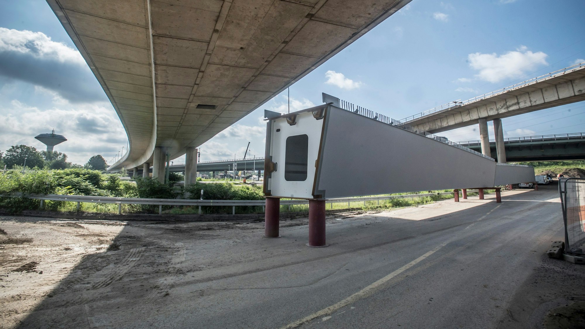 Leverkusen-West und die Hochstraße A werden komplett umgebaut. Neue Brückenelementefür die Verbindung A 59 zur A1 iegen bereit, werden eingesetzt. Foto: Ralf Krieger