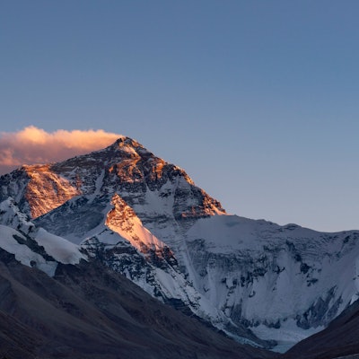 Jedes Jahr wollen viele Menschen den Mount Everest besteigen.