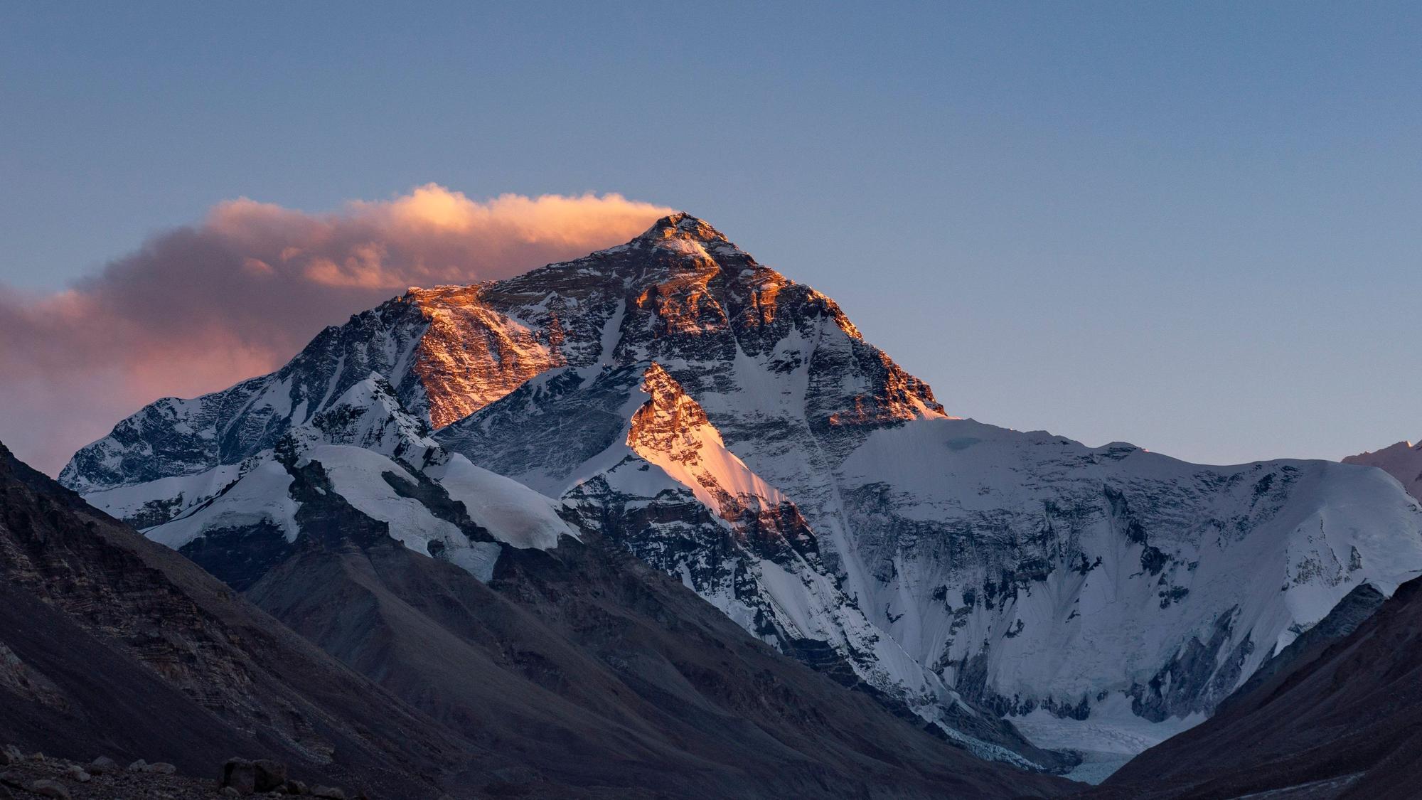 Jedes Jahr wollen viele Menschen den Mount Everest besteigen.
