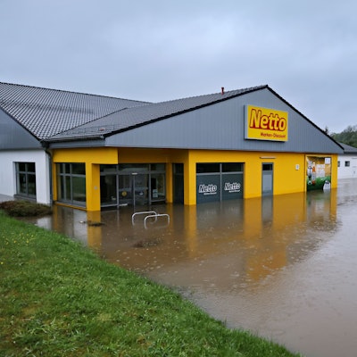 Vor dem Netto-Markt in Dahlem hat sich beim Starkregen Anfang Mai ein See gebildet, das Wasser ist auch in den Markt geflossen.