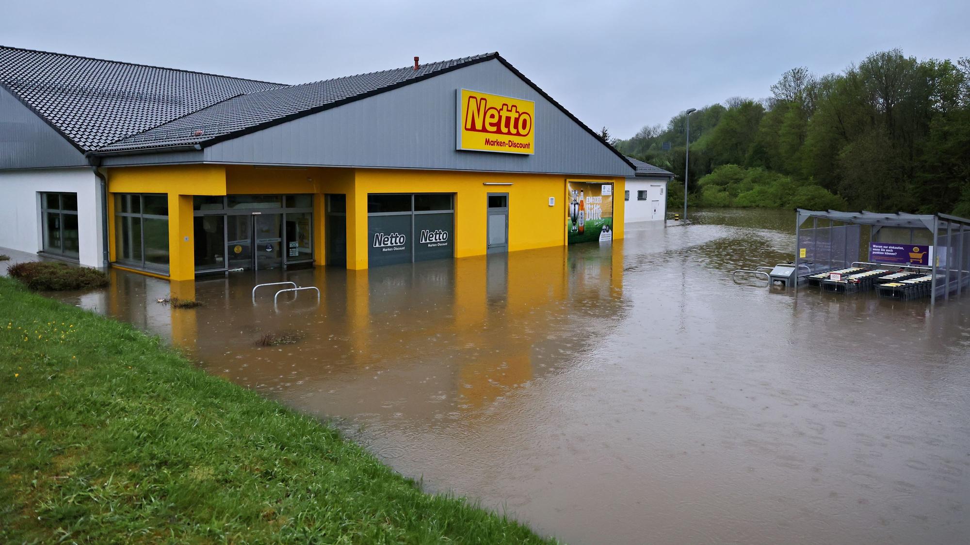 Vor dem Netto-Markt in Dahlem hat sich beim Starkregen Anfang Mai ein See gebildet, das Wasser ist auch in den Markt geflossen.