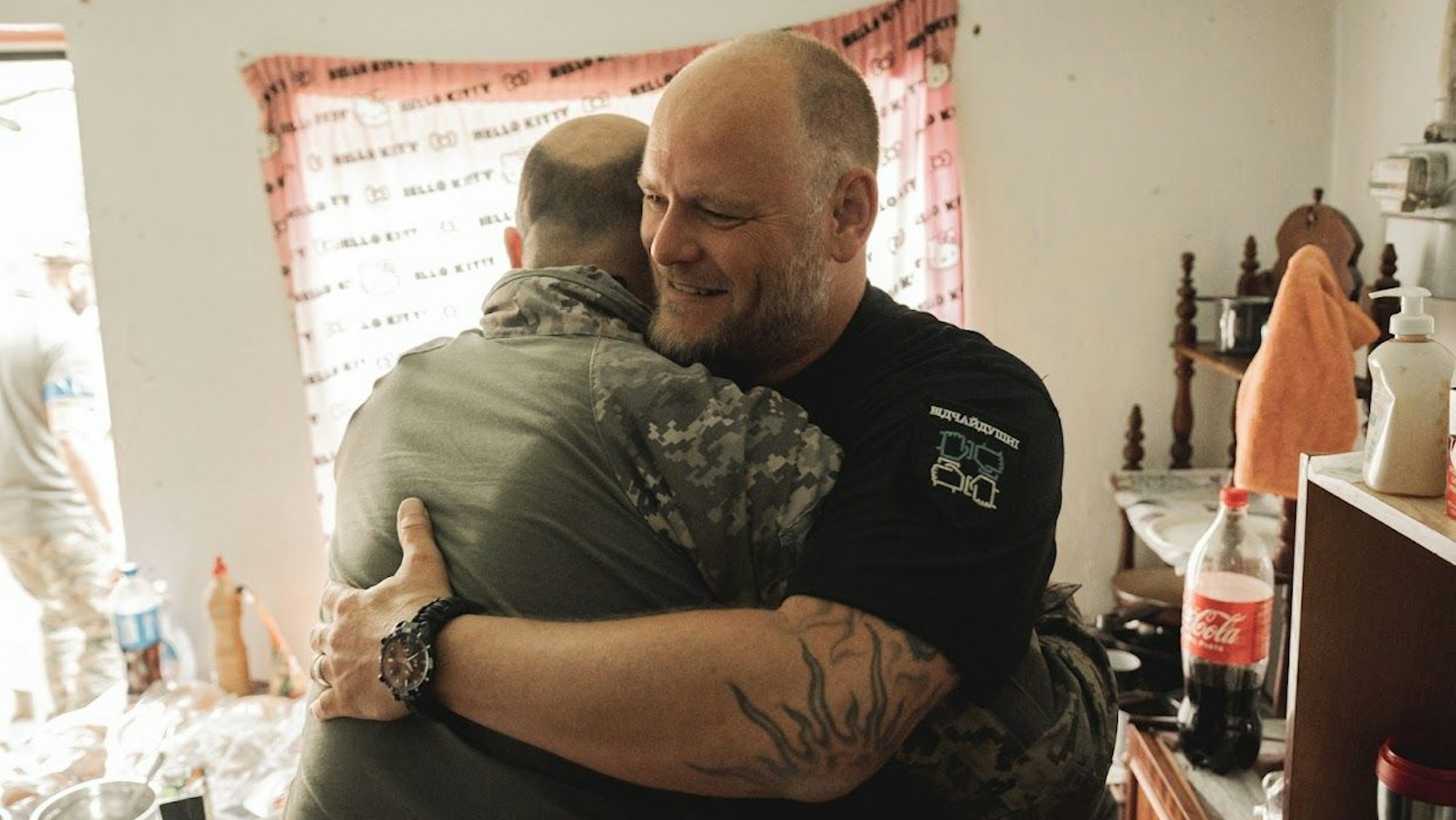 Zwei Männer umarmen sich.