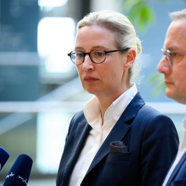 13.05.2024, Berlin: Alice Weidel (l), Vorsitzende der AfD-Bundestagsfraktion, und Tino Chrupalla, Vorsitzender der AfD-Bundestagsfraktion, äußern sich im Deutschen Bundestag zum Urteil des nordrhein-westfälischen Oberverwaltungsgerichts (OVG) zur Einstufung der AfD als rechtsextremistischer Verdachtsfall.