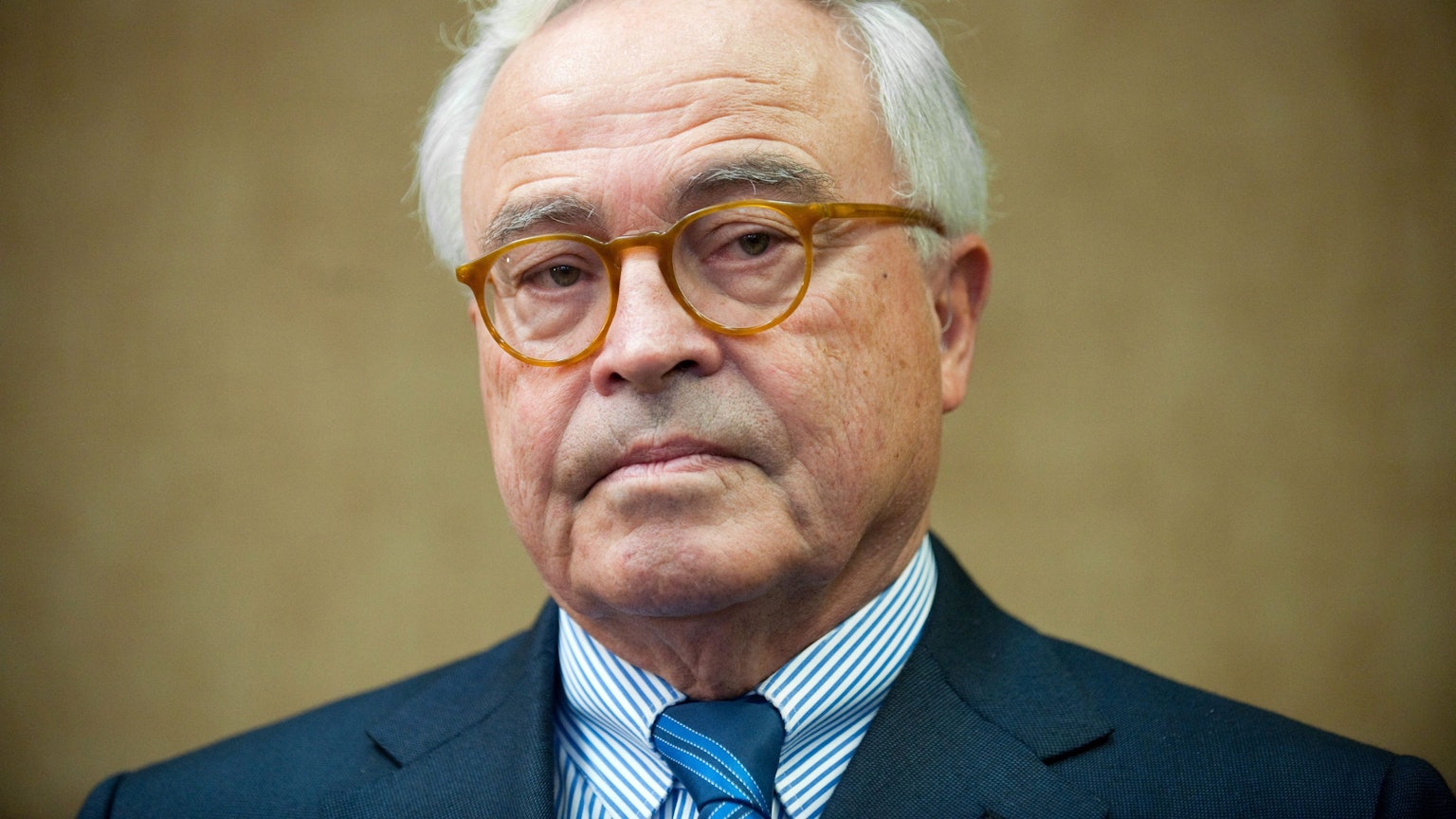 ARCHIV - 24.11.2011, Bayern, München: Rolf Breuer, ehemaliger Vorstandsvorsitzender der Deutschen Bank, steht im Verhandlungssaal im Landgericht in München (Oberbayern).