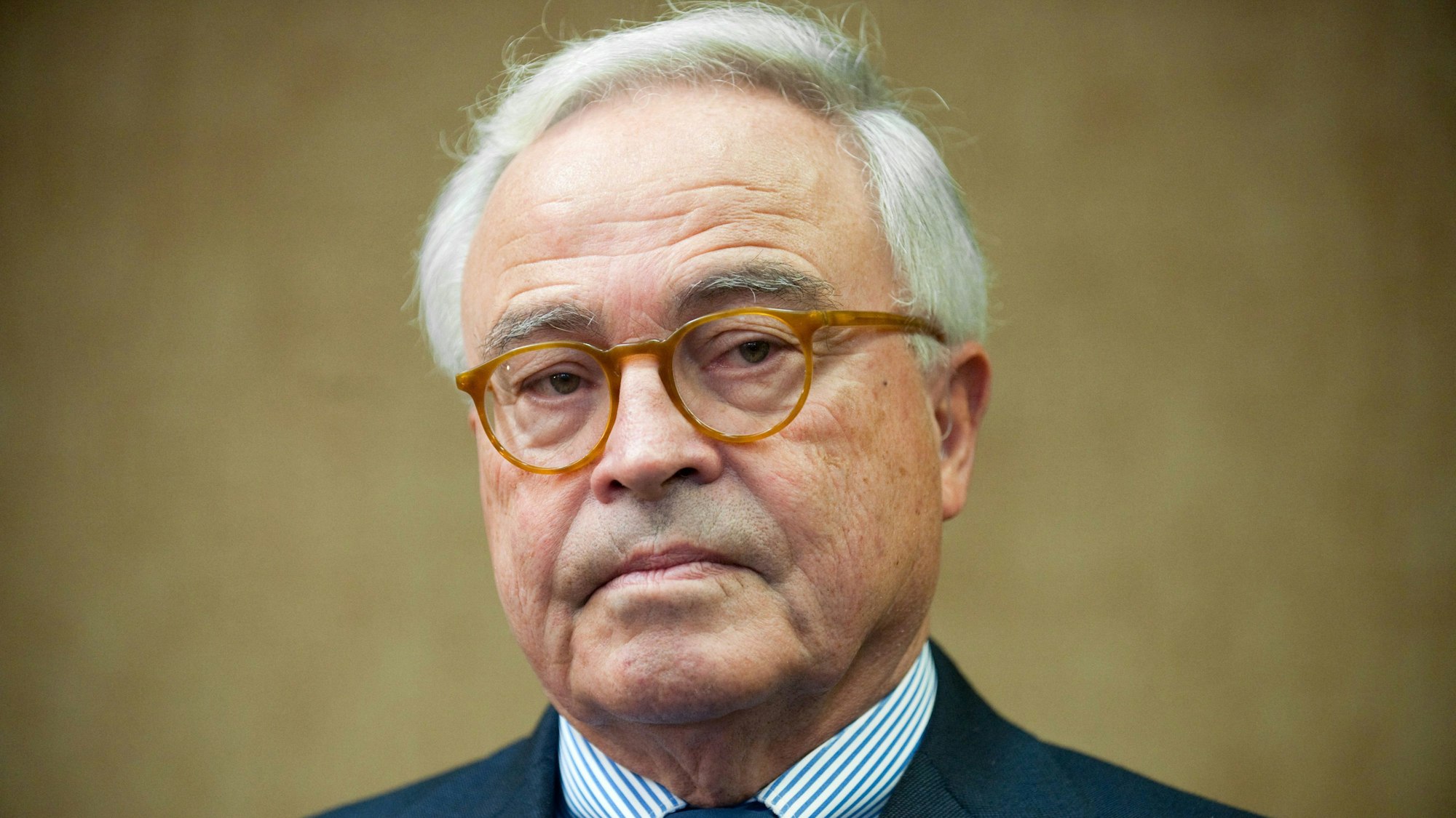 ARCHIV - 24.11.2011, Bayern, München: Rolf Breuer, ehemaliger Vorstandsvorsitzender der Deutschen Bank, steht im Verhandlungssaal im Landgericht in München (Oberbayern).