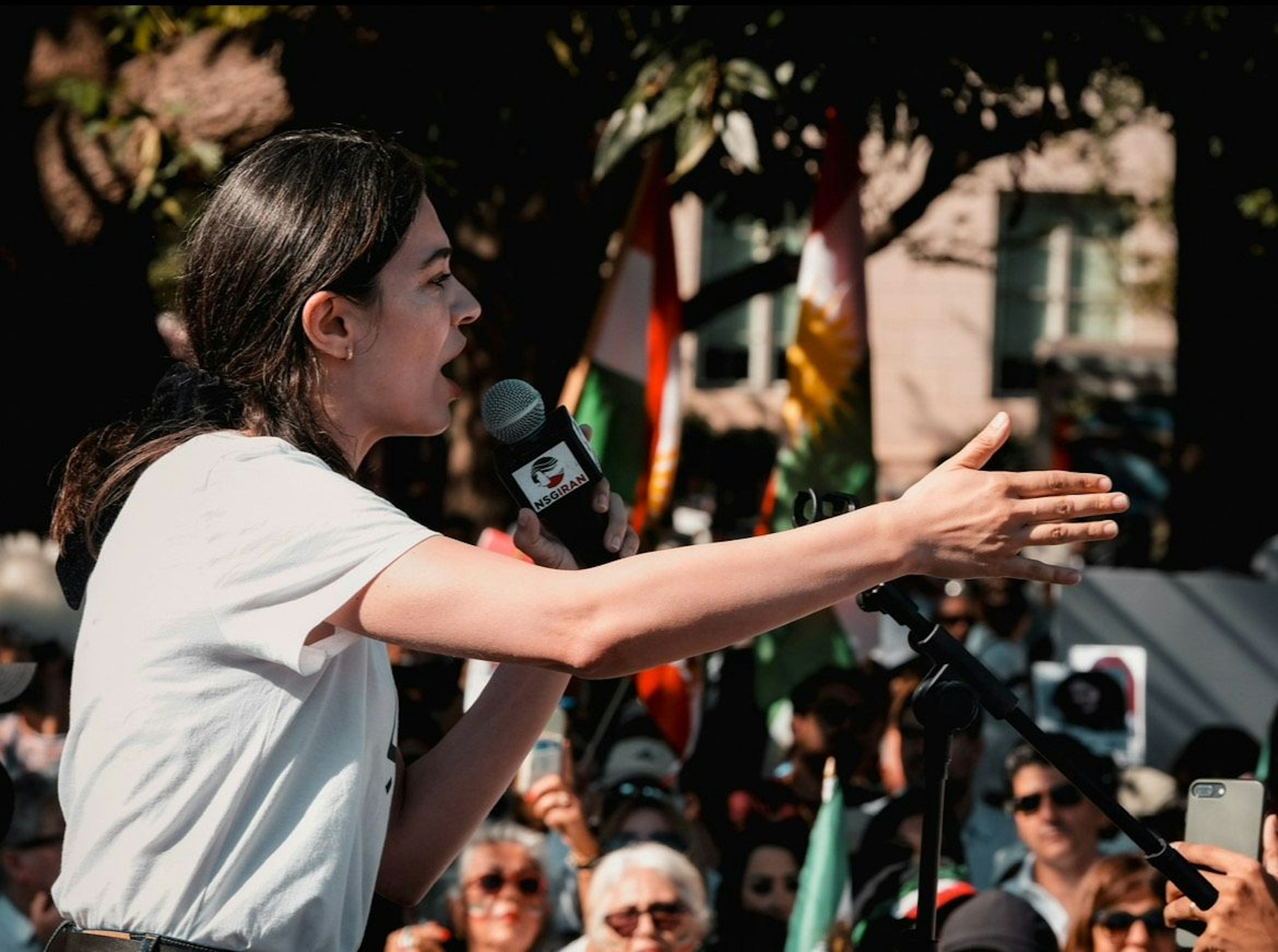 Gazelle Sharmahd mit Mikrofon vor einer Menge.