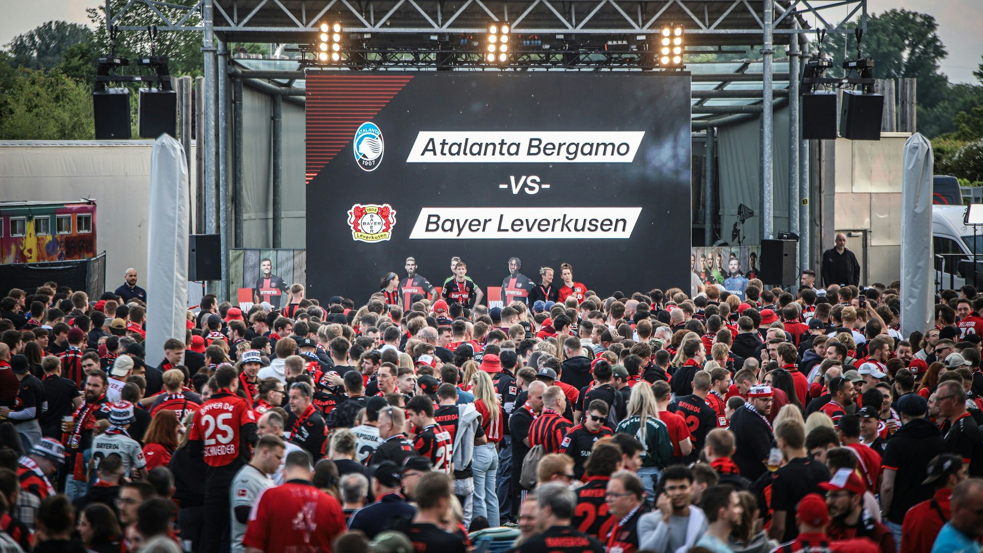 Auf einer großen Leinwand wurde das Europa League Finale übertragen.