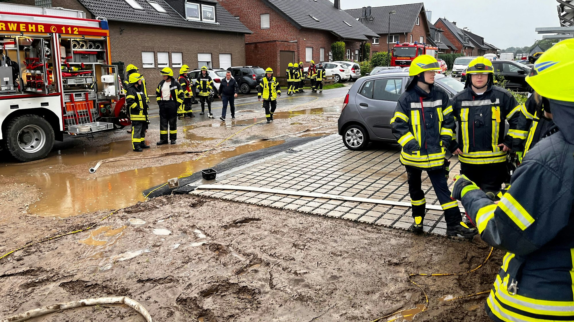 Bei einem Unwetter schossen Wasser und Schlamm von einem Acker in die neuen Häuser an der Burgstraße. Die Feuerwehr half den Anwohnern.