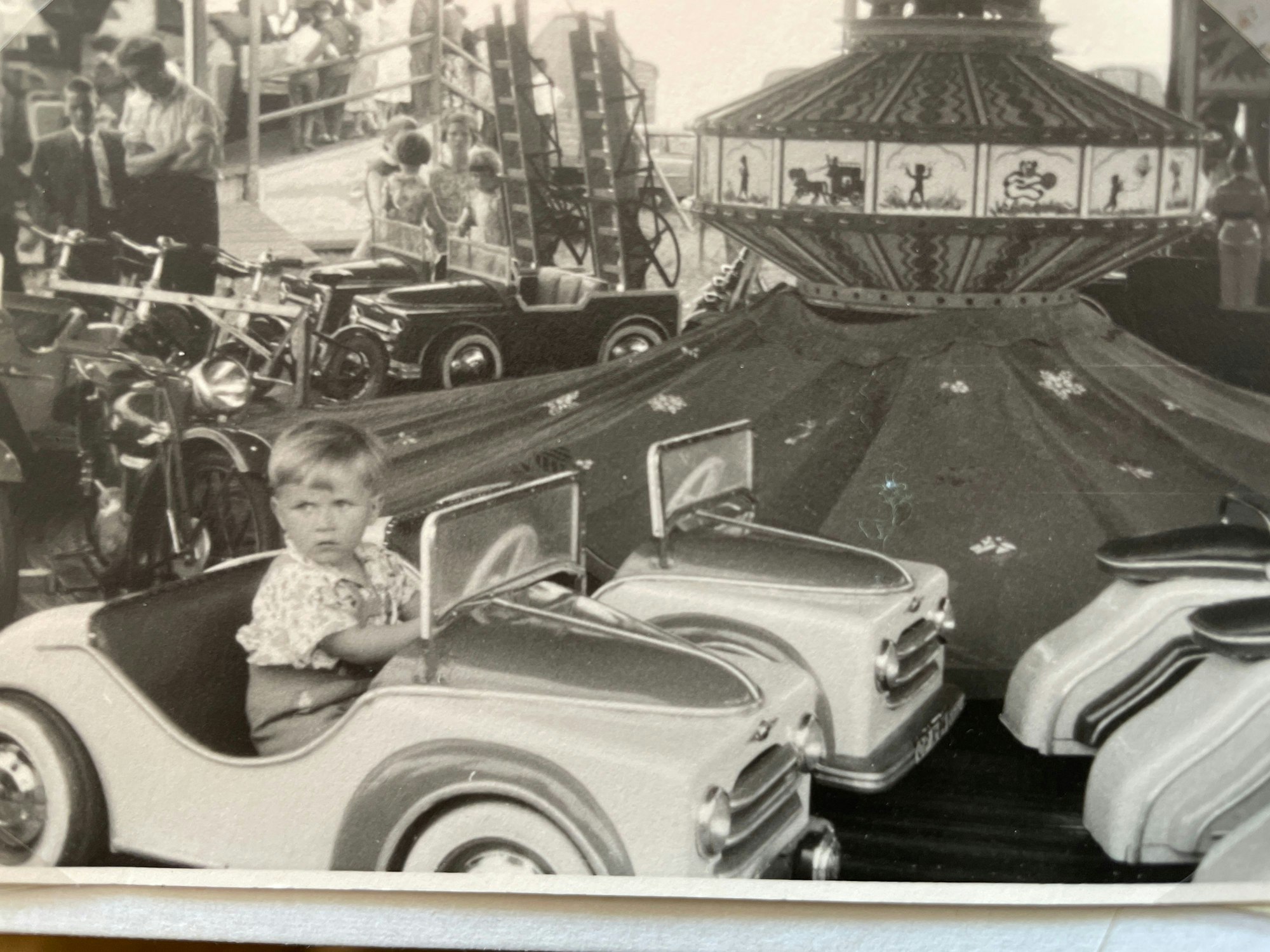 Rolf Schneider 1959 oder 1960 auf der Reisbrei Kirmes in Witzhelden. Das Fest fand auf dem Parkplatz der Alten Post statt.