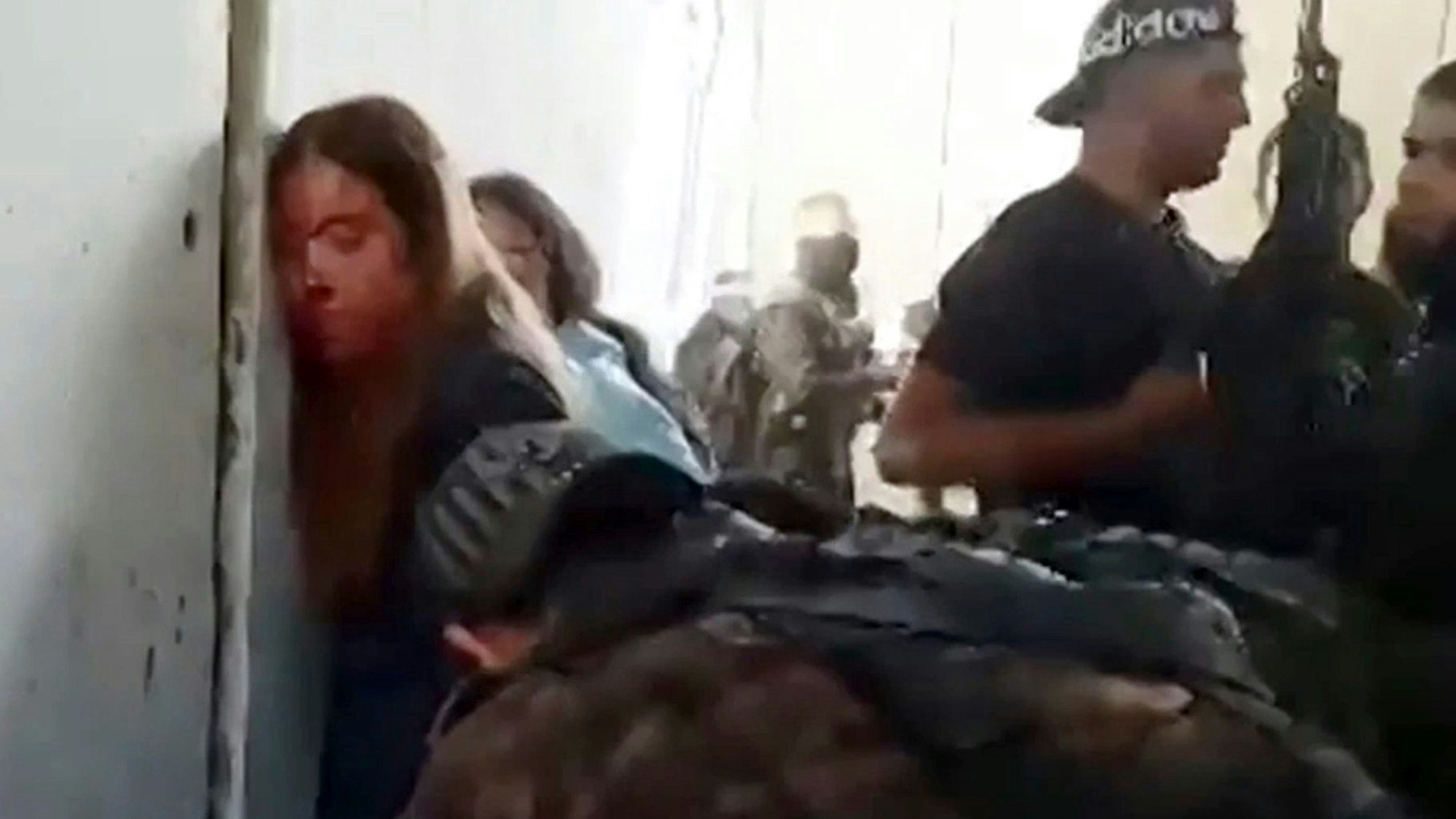 Ein Screenshot zeigt eine Szene aus dem jetzt vom Forum der Geisel-Familien in Israel veröffentlichten Video, in dem die Entführung von mehreren israelischen Soldatinnen zu sehen ist.