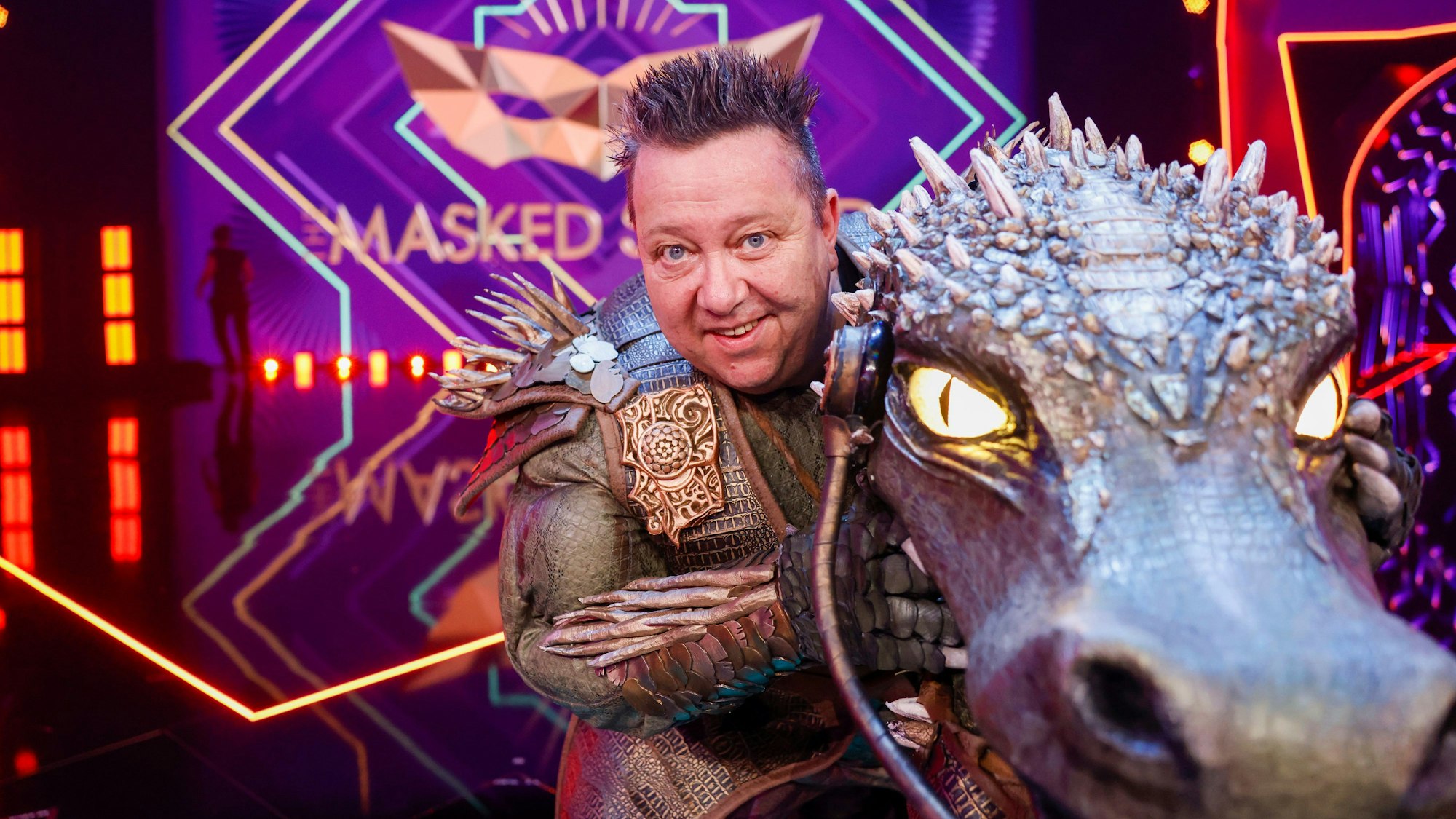 18.05.2024, Nordrhein-Westfalen, Köln: Sebastian Krumbiegel, Sänger und Frontmann der Band „Die Prinzen“, steht als enttarnte Figur im Finale der ProSieben-Show „The Masked Singer“auf der Bühne.