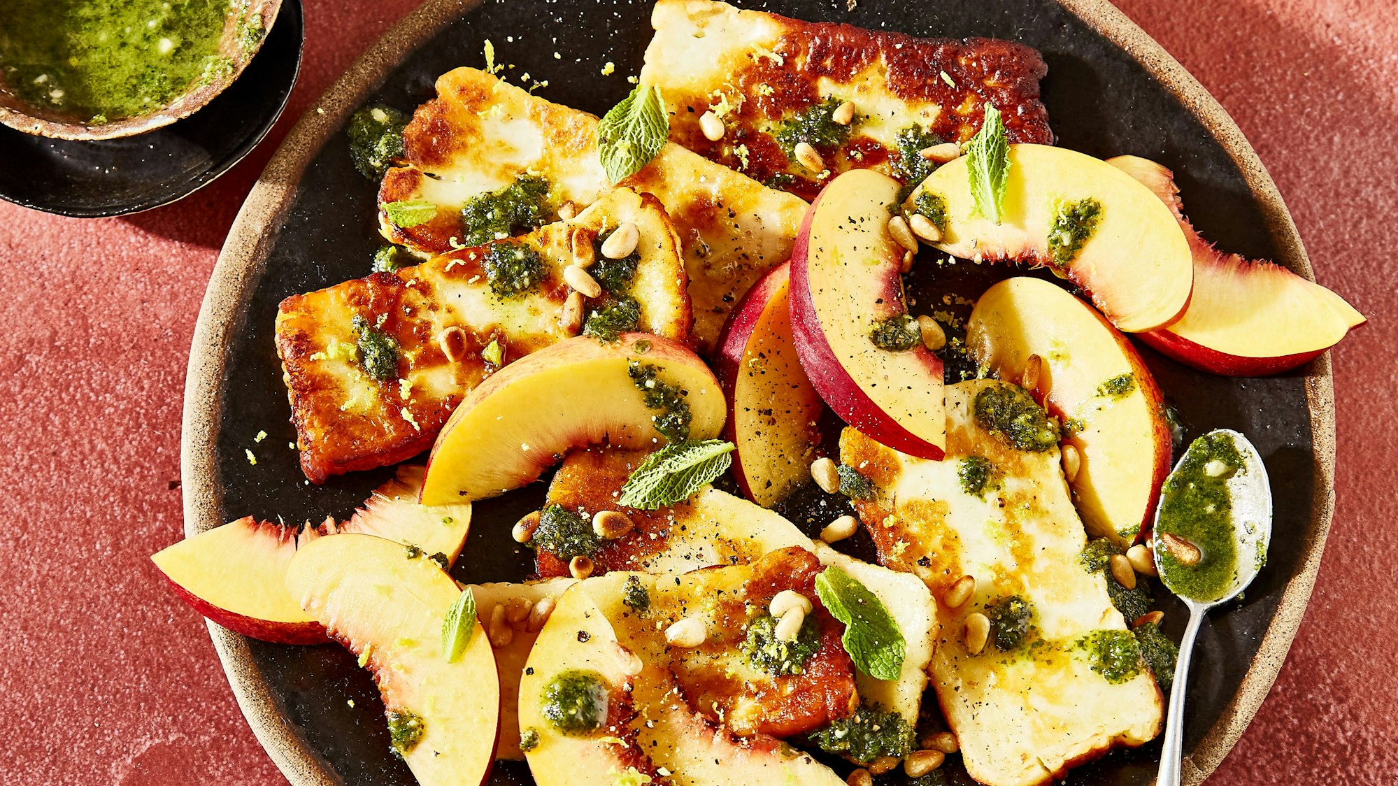 Halloumi mit Nektarinen und Minz-Pesto aus dem Kochbuch „Hitzefrei. Vegetarische Küche für heiße Tage“ von Agnes Prus & Yelda Yilmaz