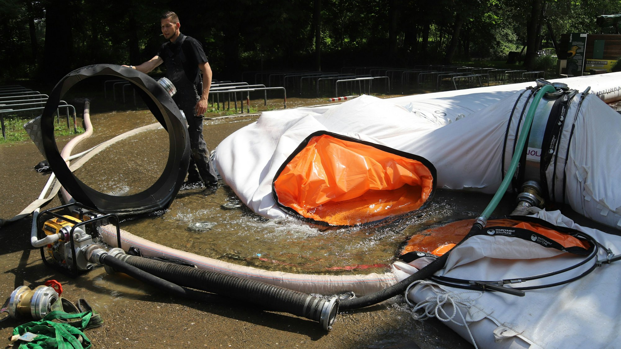 Jo Langen und sein Team bauen den Hochwasserschutz rund um die Gaststätte „Zur Siegfähre“ wieder ab.