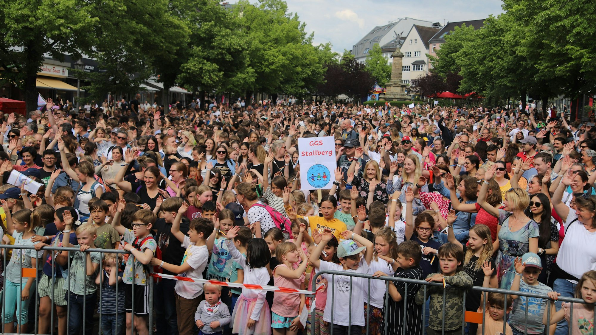 Die Schulen aus Siegburg kamen mit einem Sternmarsch zum Marktplatz, um den 75. Geburtstag des Grundgesetzes zu feiern.