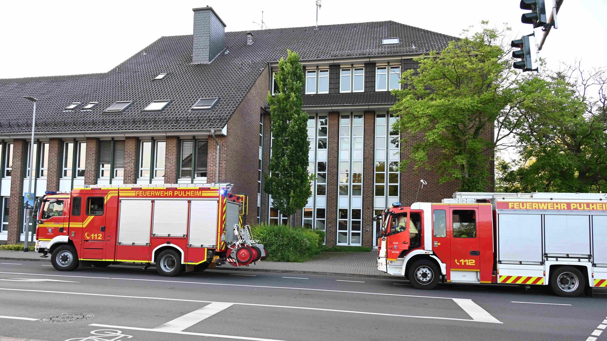 Vor dem Pulheimer Rathaus stehen Feuerwehrfahrzeuge.