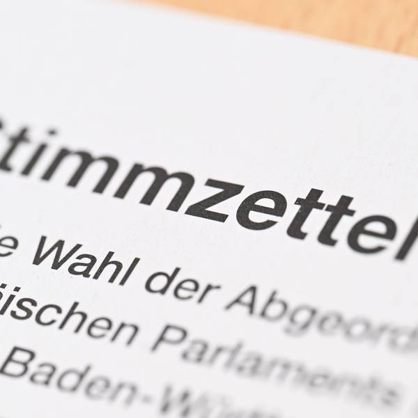 Ein Stimmzettel für die Wahl zum Europaparlament liegt auf einem Tisch.