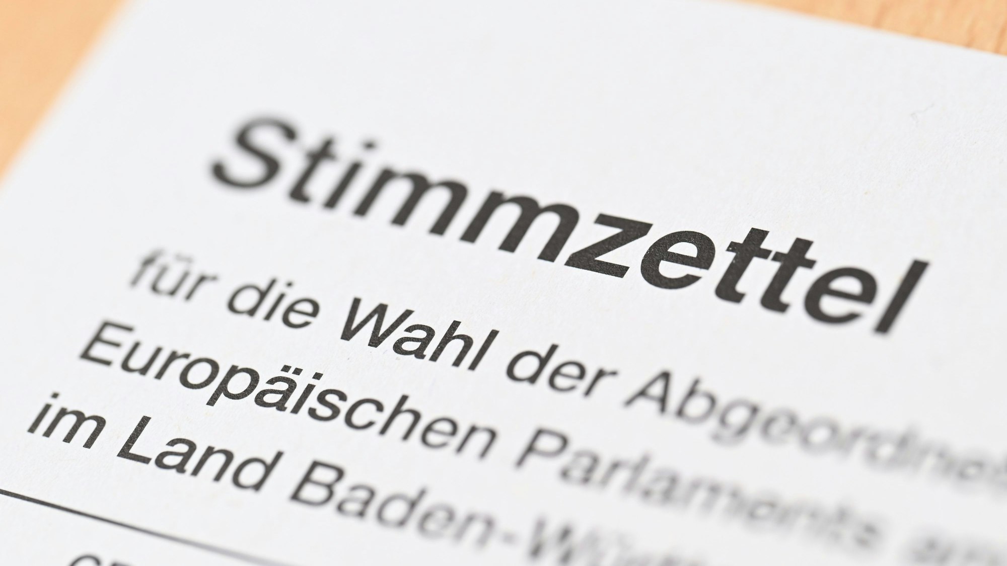 Ein Stimmzettel für die Wahl zum Europaparlament liegt auf einem Tisch.
