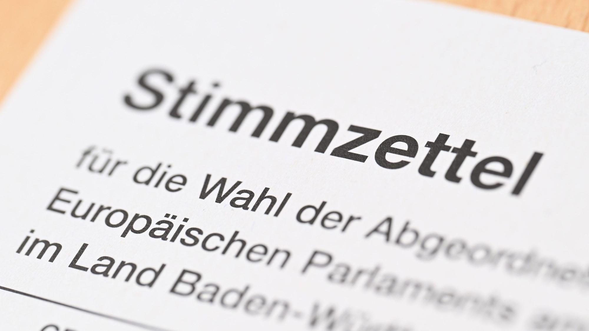 Ein Stimmzettel für die Wahl zum Europaparlament liegt auf einem Tisch.