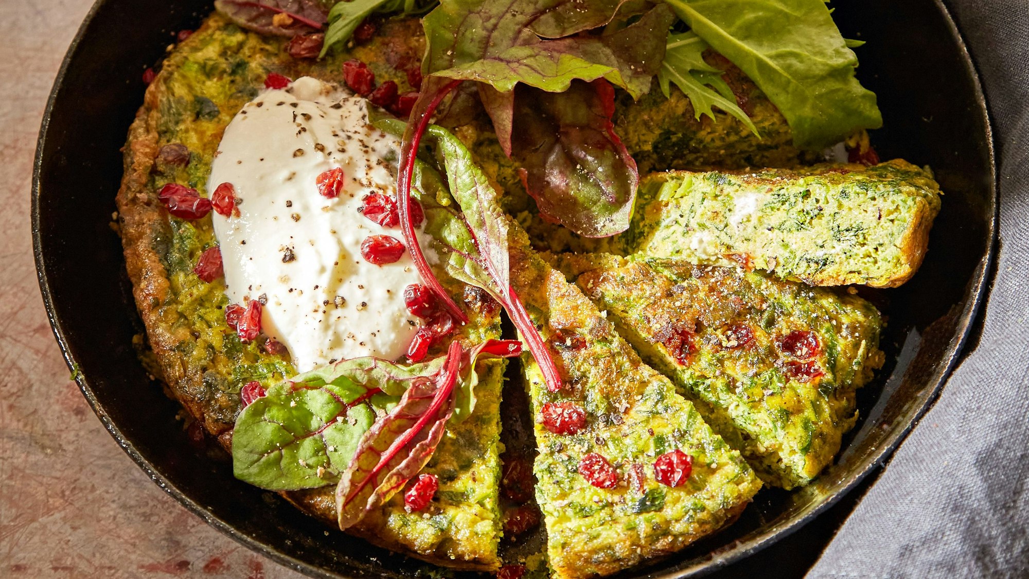 Kuku Sabzi - persisches Kräuteromelett aus dem Kochbuch „Hitzefrei“.