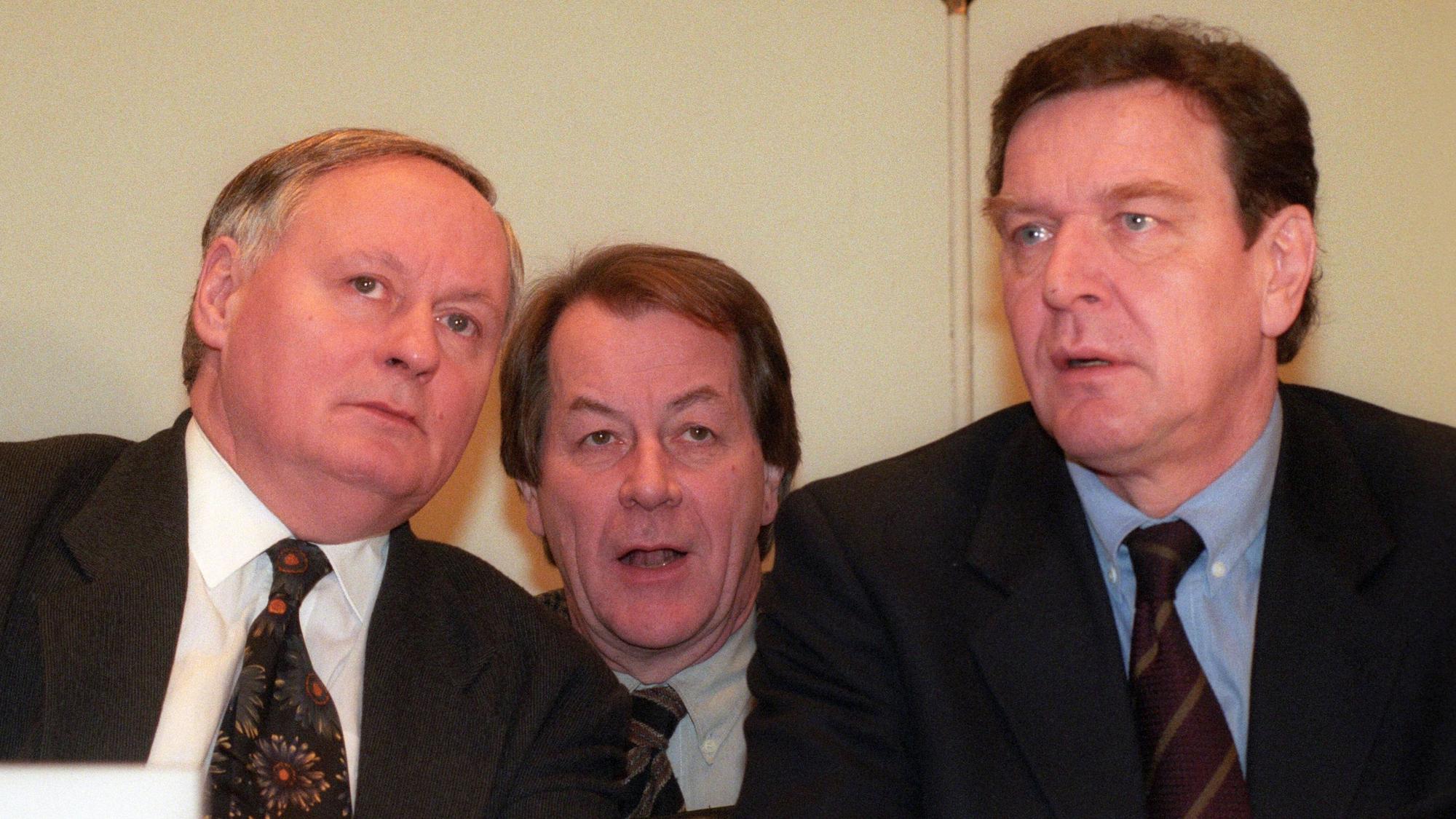Oskar Lafontaine, Franz Müntefering und Gerhard Schröder bei einer Konferenz der SPD im Jahr 1997 in Bonn.
