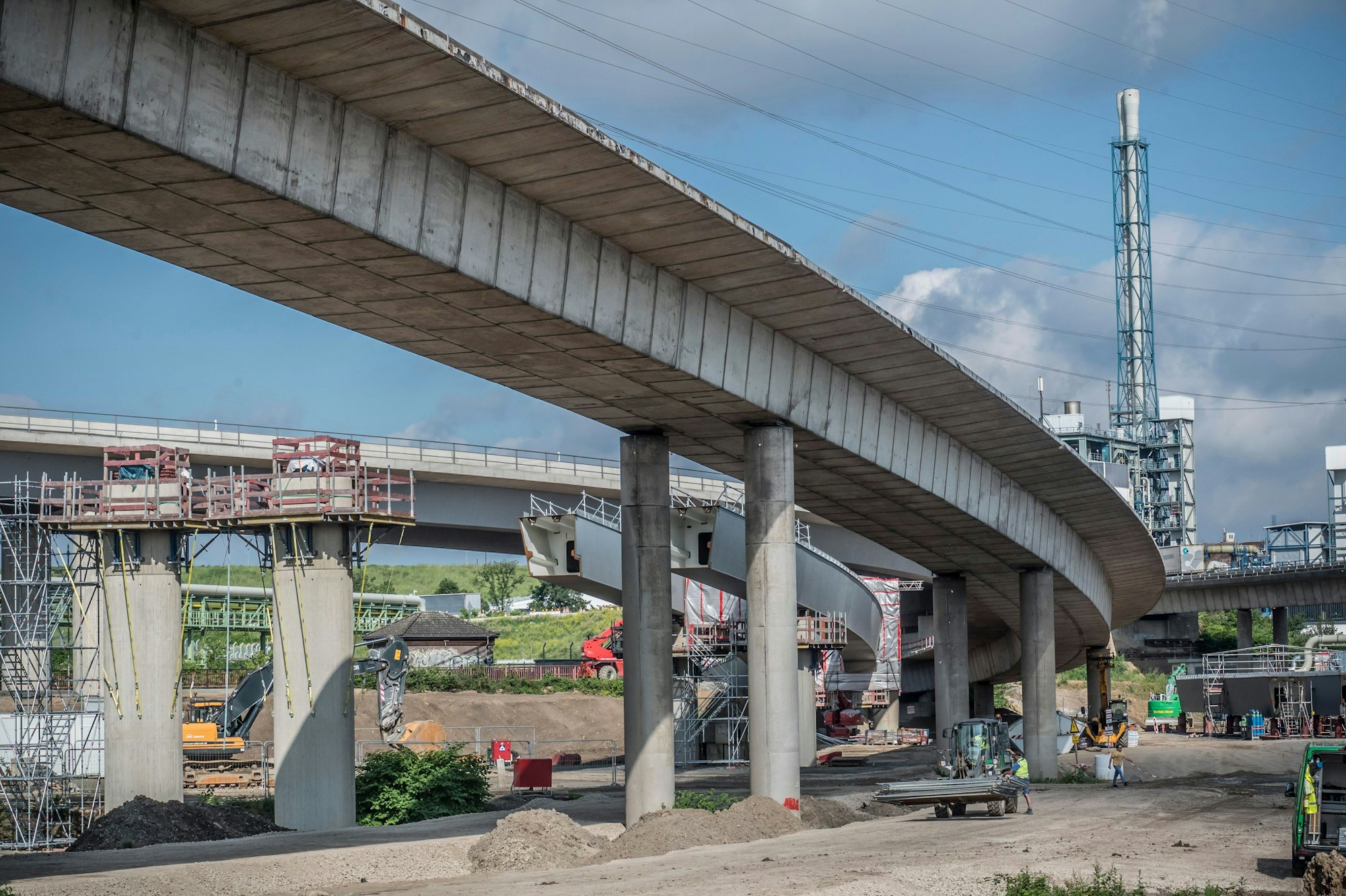 Leverkusen-West und die Hochstraße A werden komplett umgebaut. Neue Brückenelementefür die Verbindung A 59 zur A1 iegen bereit, werden eingesetzt. Foto: Ralf Krieger