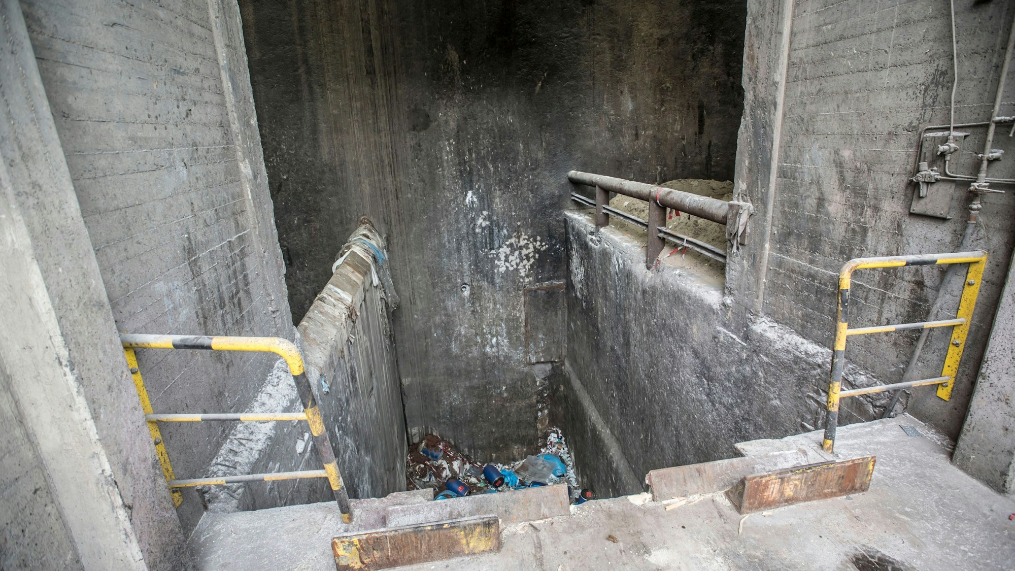 Abfallbunker der Sondermüllverbrennungsanlage von Currenta Leverkusen: Rundgang der Mitglieder des Begleitkreises zur Wiederinbetriebnahme. Foto: Ralf Krieger