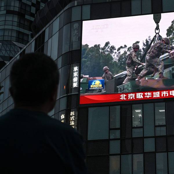 Ein Bildschirm zeigt in Peking Aufnahmen von Chinas Militärübung in der Nähe von Taiwan. China will Taiwan nach eigenen Angaben mit dem Manöver „bestrafen“.