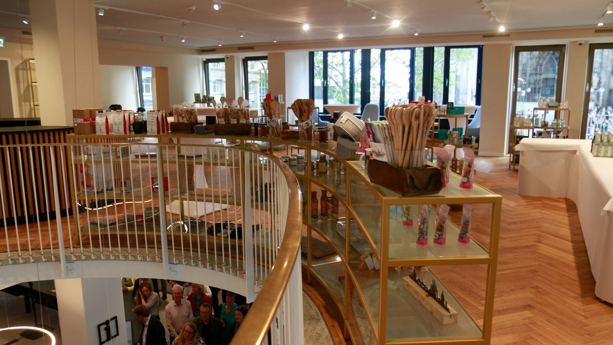Der Souvenirverkauf ist auf die Empore verlegt worden, die nun erstmals für die Öffentlichkeit zugänglich ist.