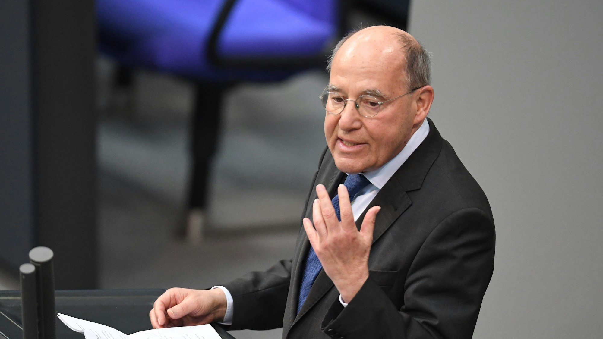 22.02.2024, Berlin: Gregor Gysi (Die Linke) spricht in der Debatte zur deutschen Außen- und Sicherheitspolitik im Bundestag.
