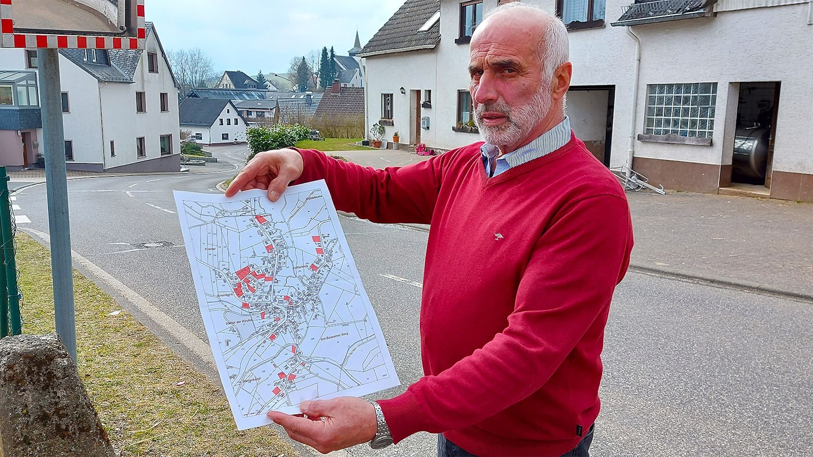 Manfred Braun hält eine Karte in die Kamera.