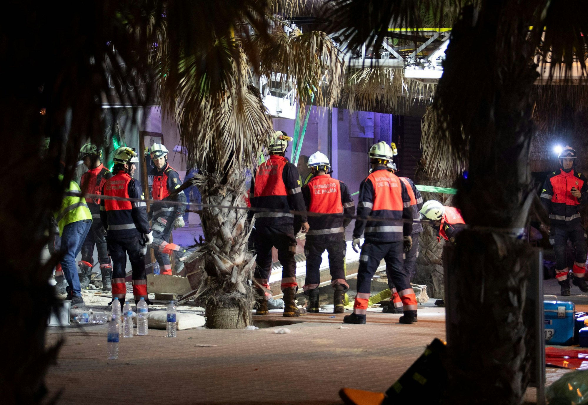 Einsatzkräfte am Unfallort: Bei dem Einsturz des Restaurants sind mindestens vier Menschen ums Leben gekommen.