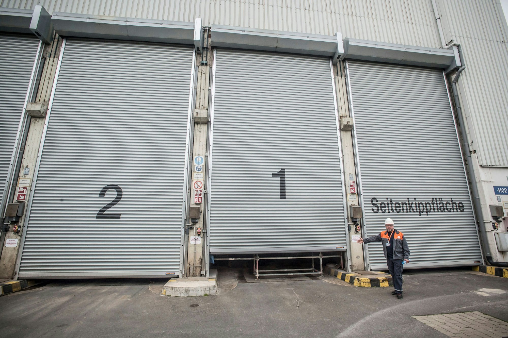 Abfallbunker der Sondermüllverbrennungsanlage von Currenta Leverkusen: Rundgang der Mitglieder des Begleitkreises zur Wiederinbetriebnahme