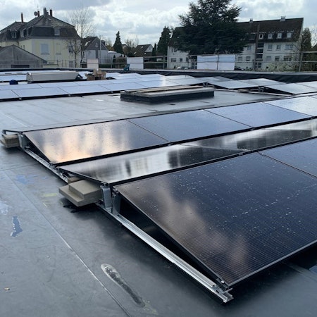 Die neuen Solarzellen auf dem Dach des Burscheider Baubetriebshofs