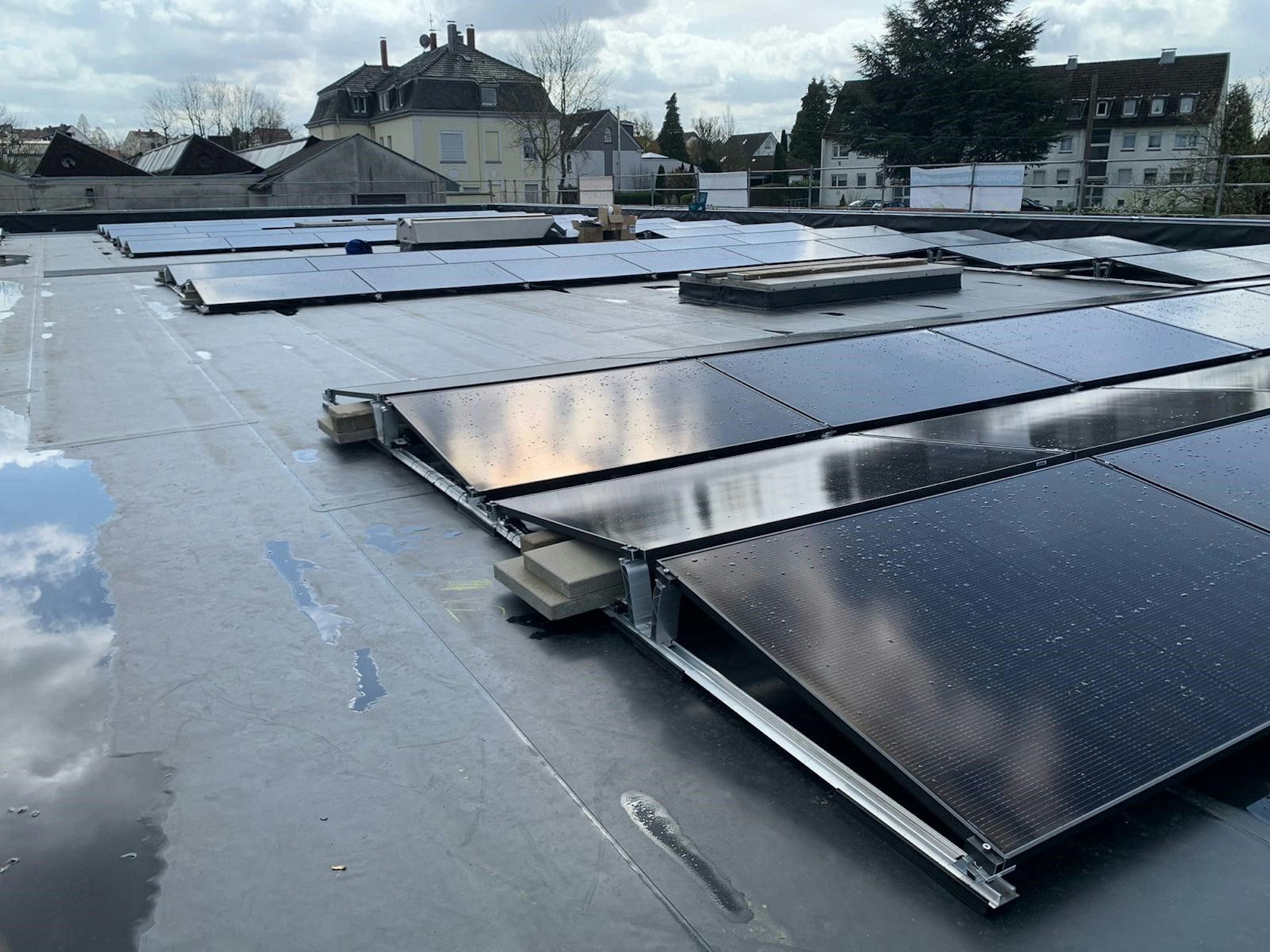 Die neuen Solarzellen auf dem Dach des Burscheider Baubetriebshofs