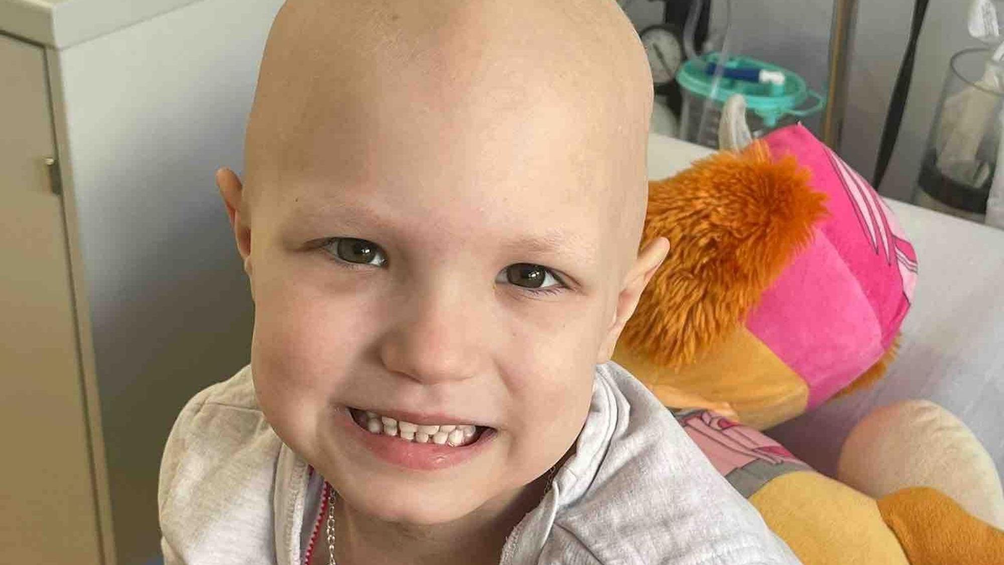 Auf dem Foto ist das krebskranke Mädchen Emily zu sehen.