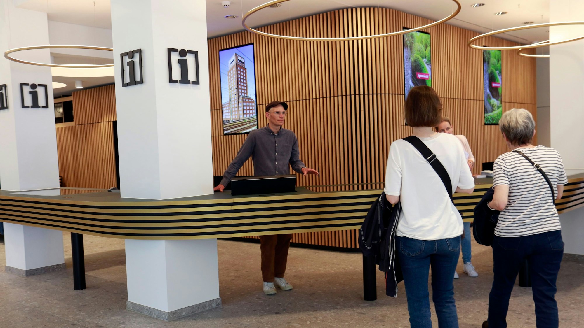 Infos gibt es jetzt auch digital an schlanken Countern.