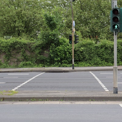 Tiefergelegte Bordsteine am Überweg der KVB-Haltestelle Am Faulbach sollen für bessere Barrierefreiheit sorgen.. Foto: Uwe Schäfer