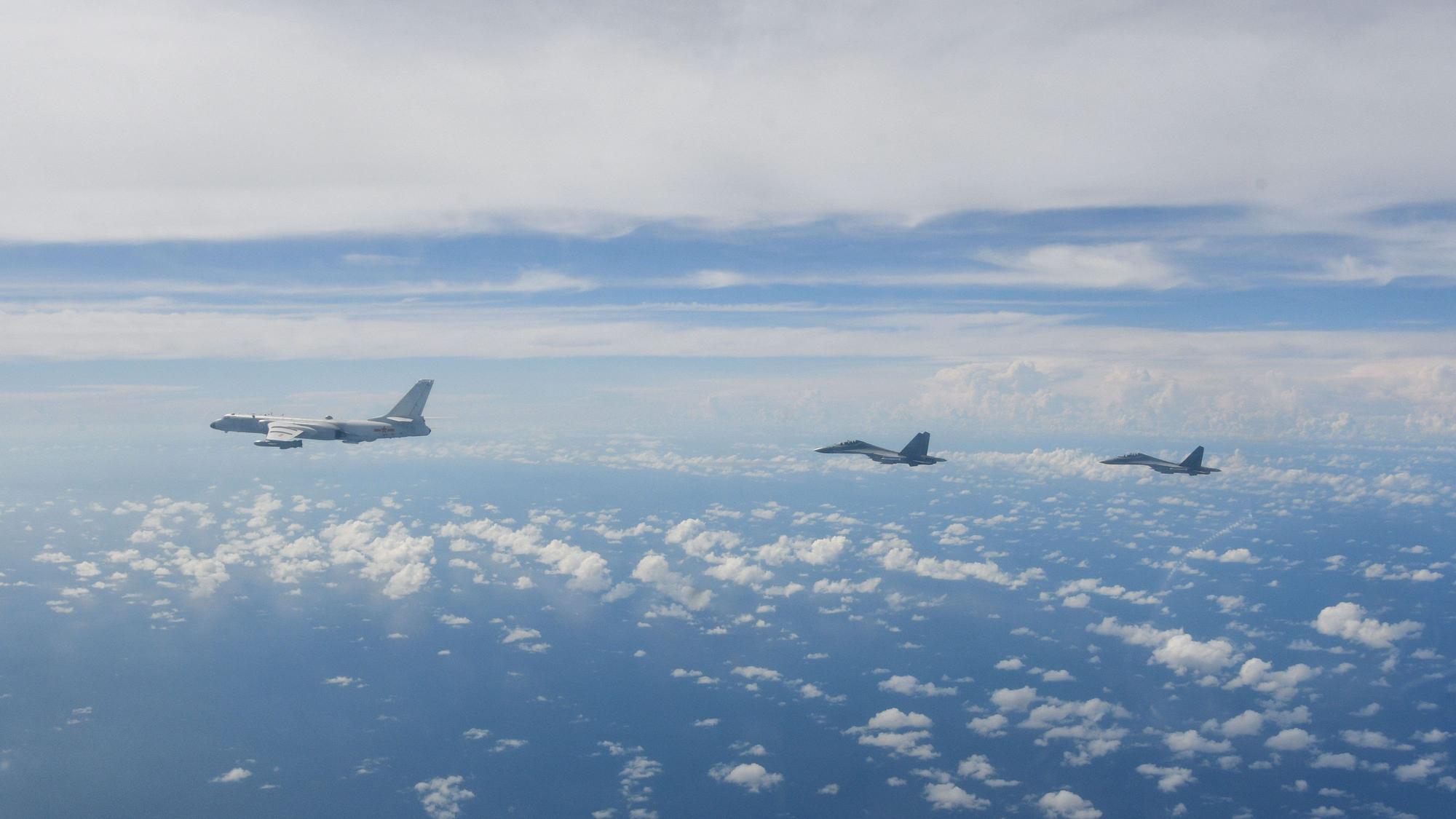 Kampfflugzeuge des Ostkommandos der chinesischen Volksbefreiungsarmee (PLA) führen während gemeinsamer Kampfübungen um die Insel Taiwan Operationen durch.
