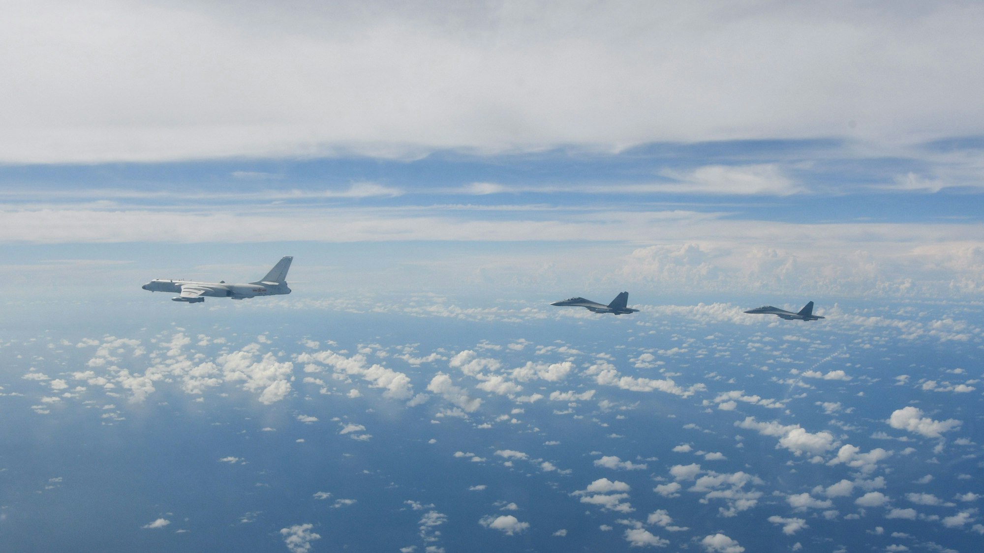 Kampfflugzeuge des Ostkommandos der chinesischen Volksbefreiungsarmee (PLA) führen während gemeinsamer Kampfübungen um die Insel Taiwan Operationen durch.