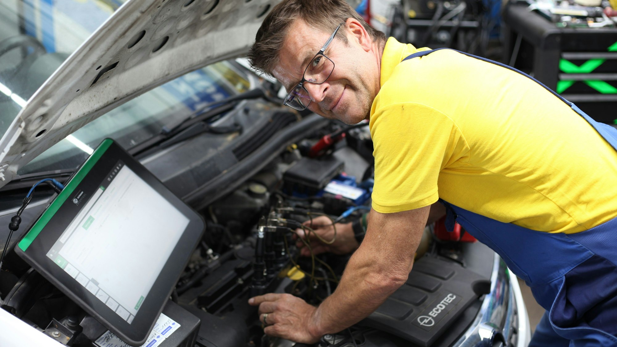 Holger Parsch bei der Fehleranalyse an einem Kundenfahrzeug.
